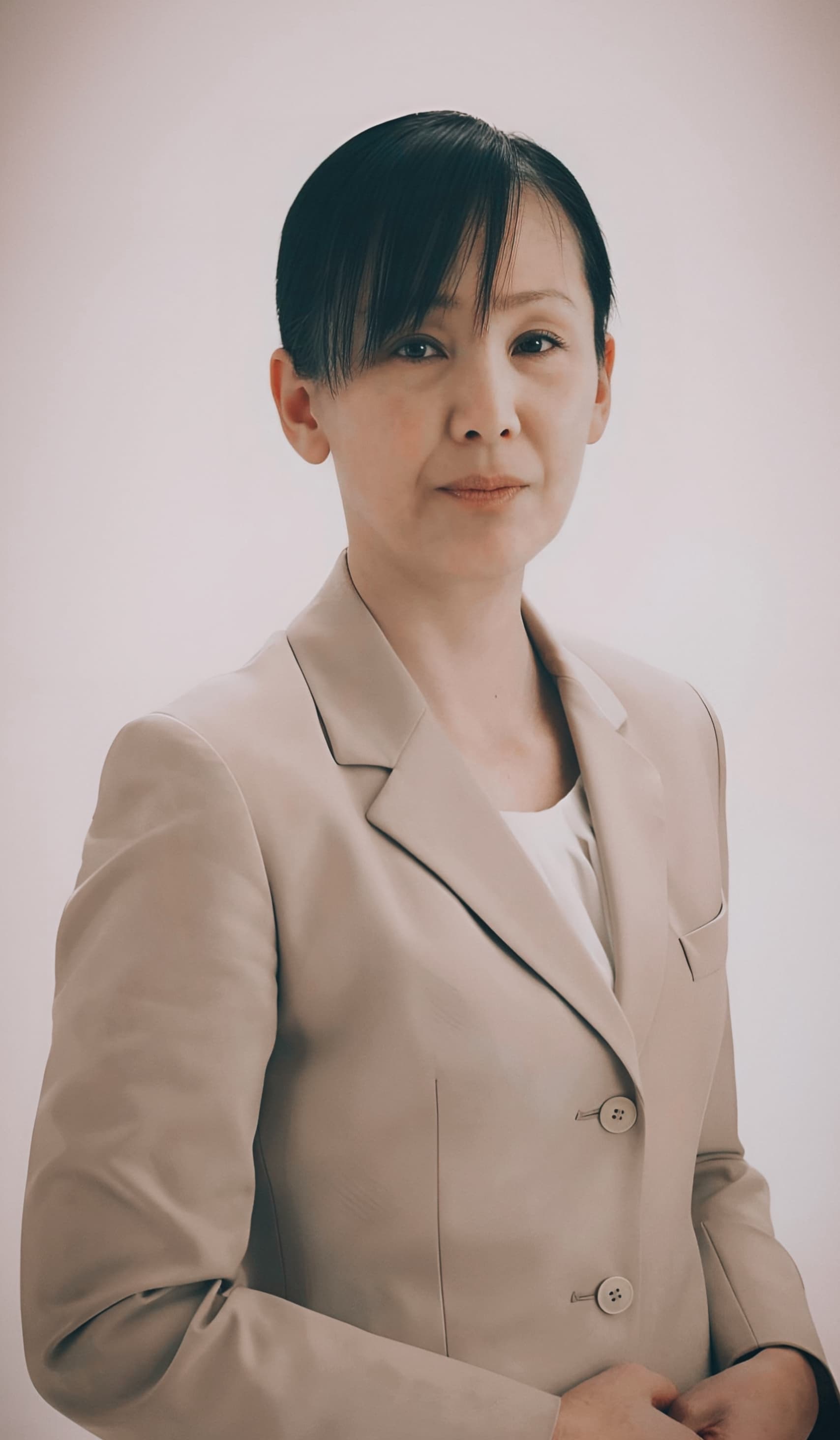 松尾様のポートレート写真。誠実さと強さが伝わる表情。視線がコピーに向かう構図。