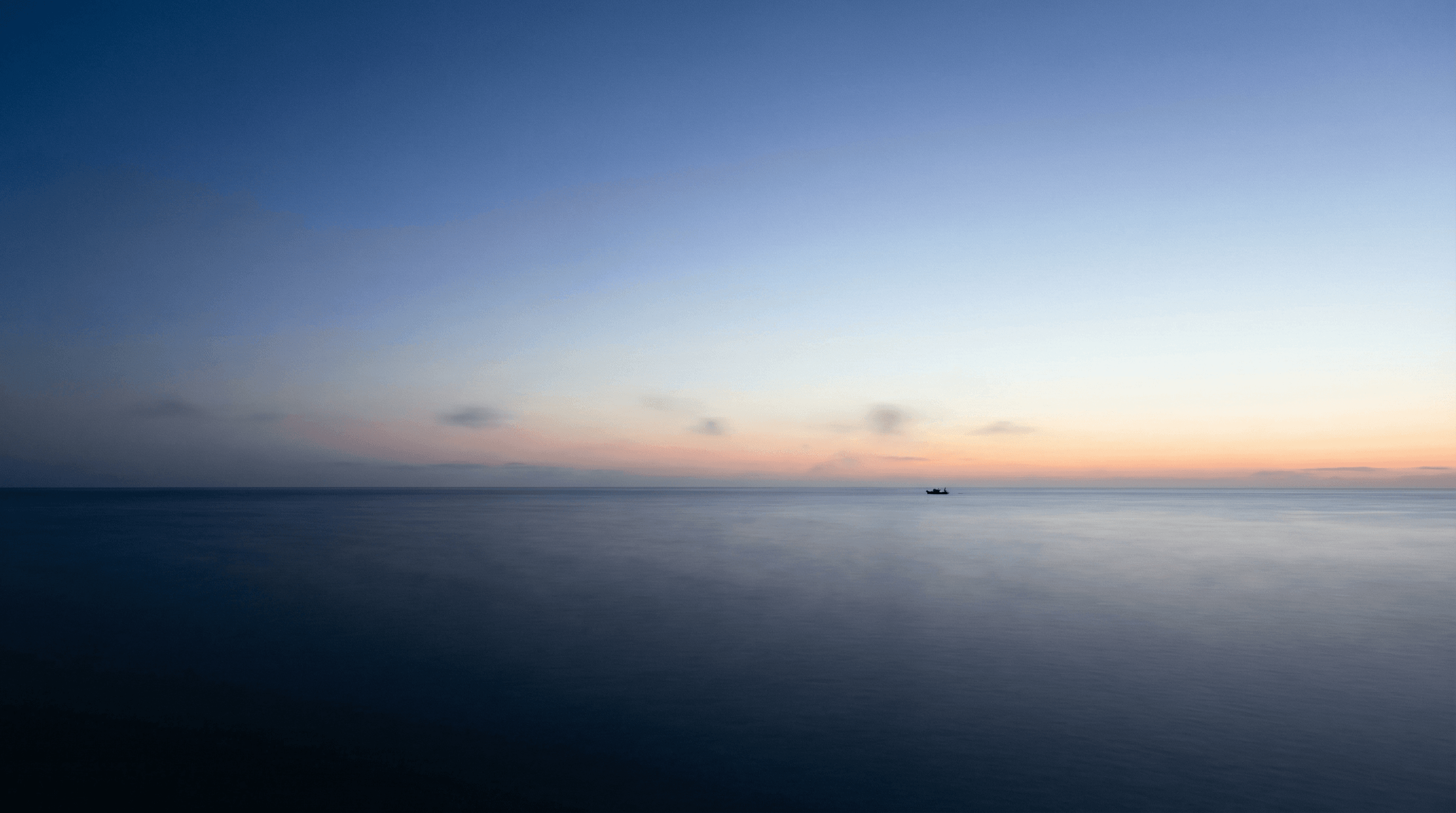 背景：濃紺からブルーへのグラデーション。夜明けの水平線や静かな書斎。高品質なイメージ画像。